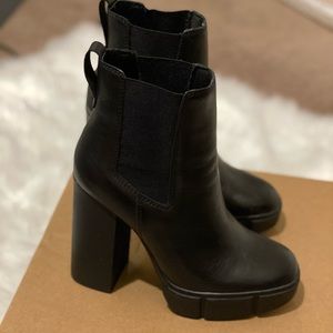 Steve Madden “Chelsea boots” size 5.5 in woman’s
